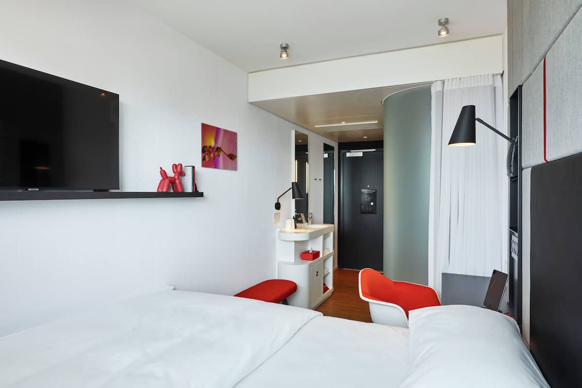 Literie de qualité, couette en duvet, lit avec matelas à plateau-coussin