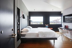 客房, 1 张特大床 (Mobility Accessible, Roll-In Shower) | 高档床上用品、羽绒被、加厚床垫、客房内保险箱