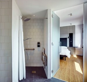 Habitación, 1 cama King size (Mobility Accessible, Roll-In Shower) | Ropa de cama de alta calidad, edredón y camas con pillow-top 