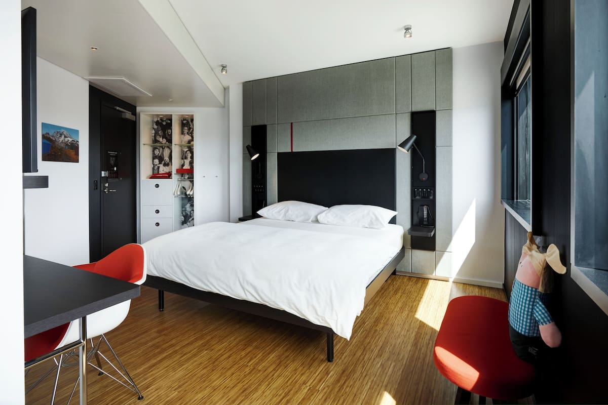 Room, 1 King Bed (Mobility Accessible, Roll-In Shower) | Premium bedding, down duvets, pillow-top beds, in-room safe