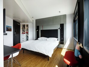 客房, 1 張特大雙人床 (Mobility Accessible, Roll-In Shower) | 高級寢具、羽絨被、舒適加層、客房內保險箱