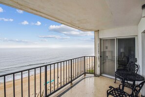 Terrace/patio - XPLORIE ACTIVITIES & LINENS INCLUDED*! The Plaza - 3BR/2BA OF condo with indoor/outdoor pools & Tiki Bar! (Ocean City)