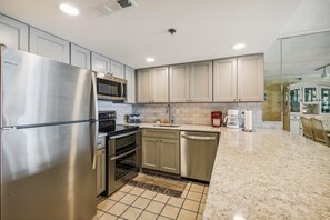 Microwave, dishwasher, coffee/tea maker, toaster - XPLORIE ACTIVITIES & LINENS INCLUDED*! The Plaza - 3BR/2BA OF condo with indoor/outdoor pools & Tiki Bar! (Ocean City)