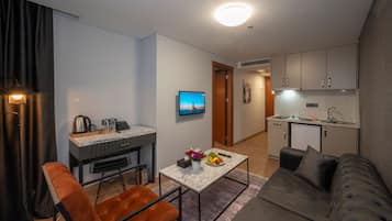 Superior-Suite, 1 King-Bett und Schlafsofa | Wohnbereich | 32-Zoll-LED-Fernseher mit Satellitenempfang, Fernseher, Netflix