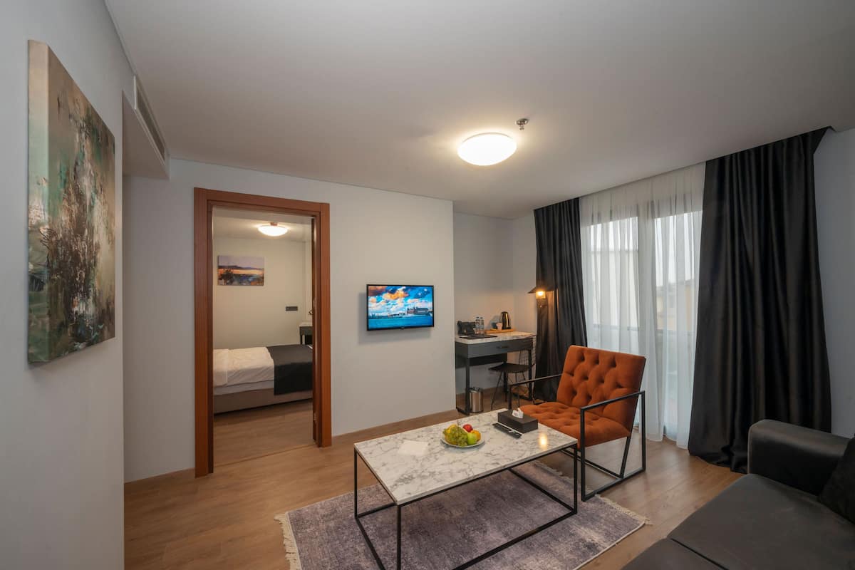 Svit Standard - 1 kingsize-säng med bäddsoffa | Vardagsrum | 32-tums LED-tv med satellitkanaler, tv och Netflix