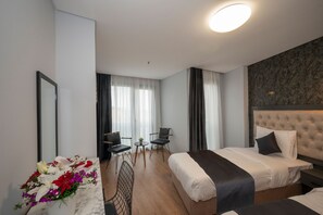Suite – deluxe, flere senger | 1 soverom, individuelt dekorert, individuelt innredet og skrivebord