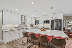 Kjøleskap, mikrobølgeovn, ovn og kokeplater