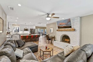 智能电视、壁炉、电子游戏、DVD 播放器