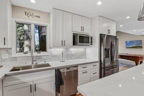 冰箱、微波炉、烤箱、炉灶