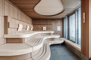Un interior moderno con asientos de madera curva y ventanas amplias.