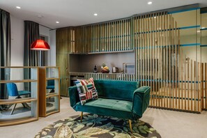 Suite | Area soggiorno | Smart TV 55 pollici con canali satellitari, TV, pavimenti riscaldati