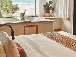 Deluxe-Zweibettzimmer, Meerblick | Minibar, individuell dekoriert, individuell eingerichtet