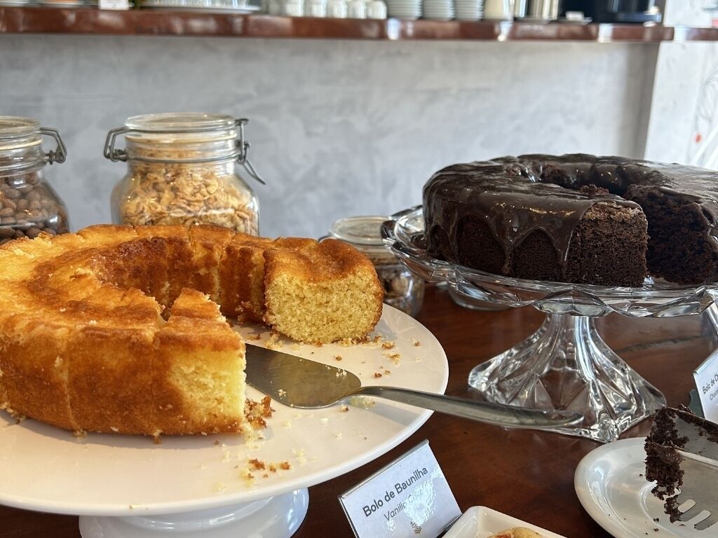 Una presentación de postres con pasteles y un cartel que indica sabor a vainilla.