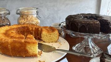 Una presentación de postres con pasteles y un cartel que indica sabor a vainilla.