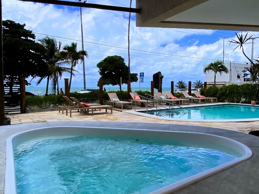 Piscina externa, espreguiçadeiras