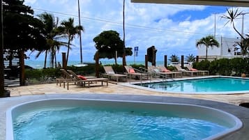 Piscina externa, espreguiçadeiras