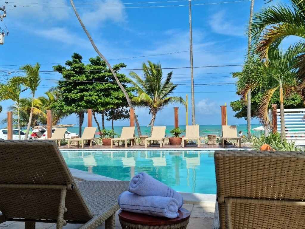 Una piscina al aire libre, sillones reclinables de piscina