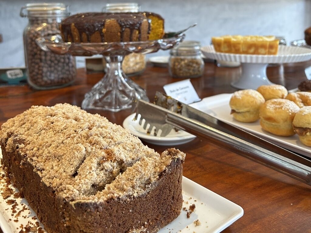 Una presentació de postres amb diferents productes de fornaderia.