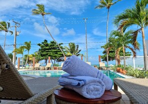 Piscine extérieure, chaises longues