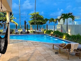 室 外游泳池，日光浴躺椅