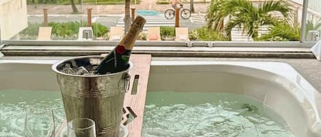 Deluxe Double Room with Sea View | Minibar, individually decorated, individually furnished