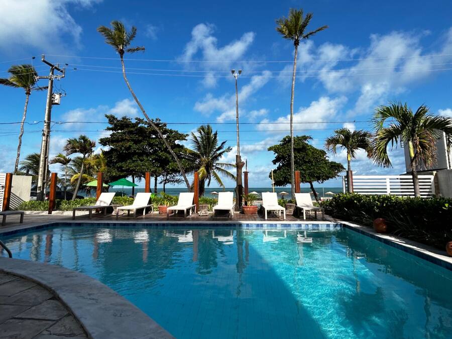 Piscine extérieure, chaises longues