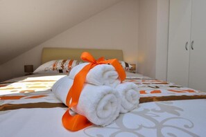 Design-Apartment, 1 Schlafzimmer, Balkon, Blick auf den Innenhof | 1 Schlafzimmer, individuell dekoriert, individuell eingerichtet