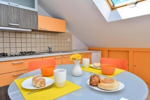Design appartement, 1 slaapkamer, balkon, uitzicht op binnenplaats | Dineren in de kamer