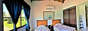 4 bedrooms, free WiFi, bed sheets, wheelchair access - Seaside cottage with pool and private beach (Puerto Escondido)