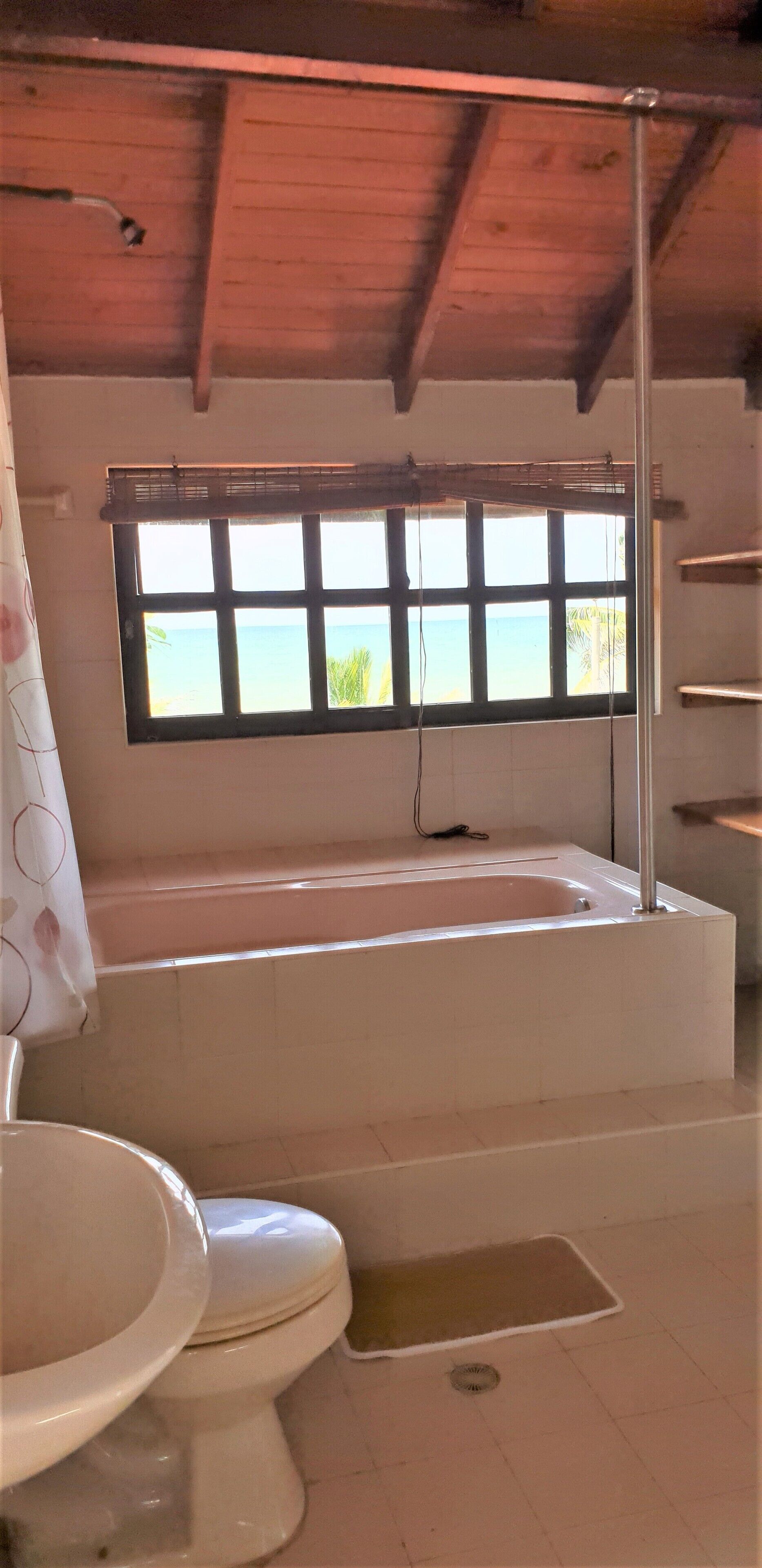 Ensemble douche/baignoire, serviettes fournies, savon, papier toilette