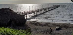On the beach, sun-loungers - Seaside cottage with pool and private beach (Puerto Escondido)