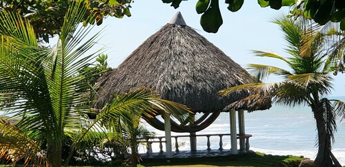 Seaside cottage with pool and private beach