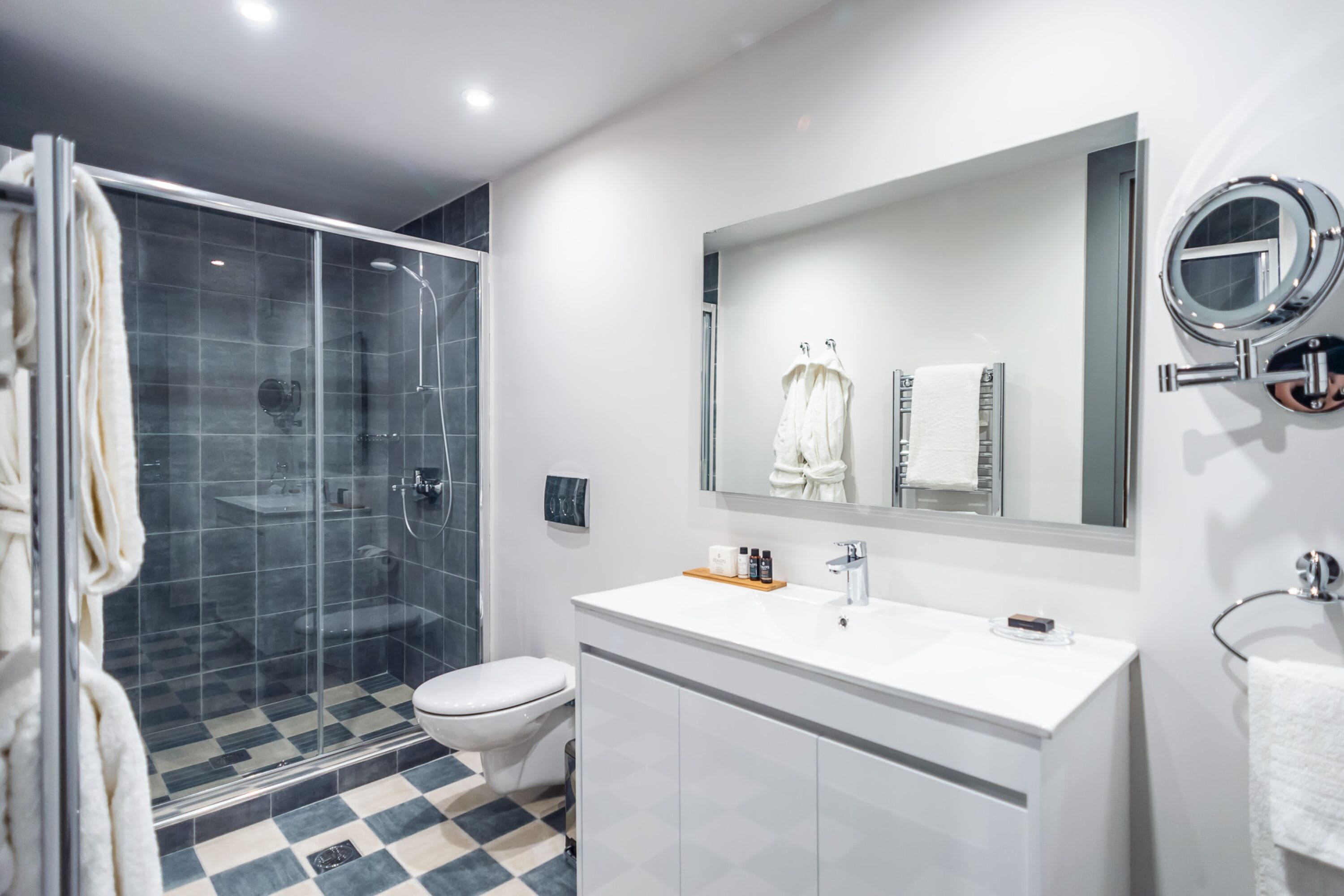 Junior Suite, Terrace | Bathroom | Shower, slippers, towels