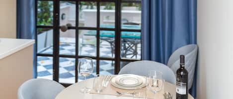 Suite (Queen) | 1 bedroom, premium bedding, in-room safe, desk