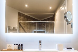 Superior-Suite | Badezimmer | Dusche, Hausschuhe, Handtücher