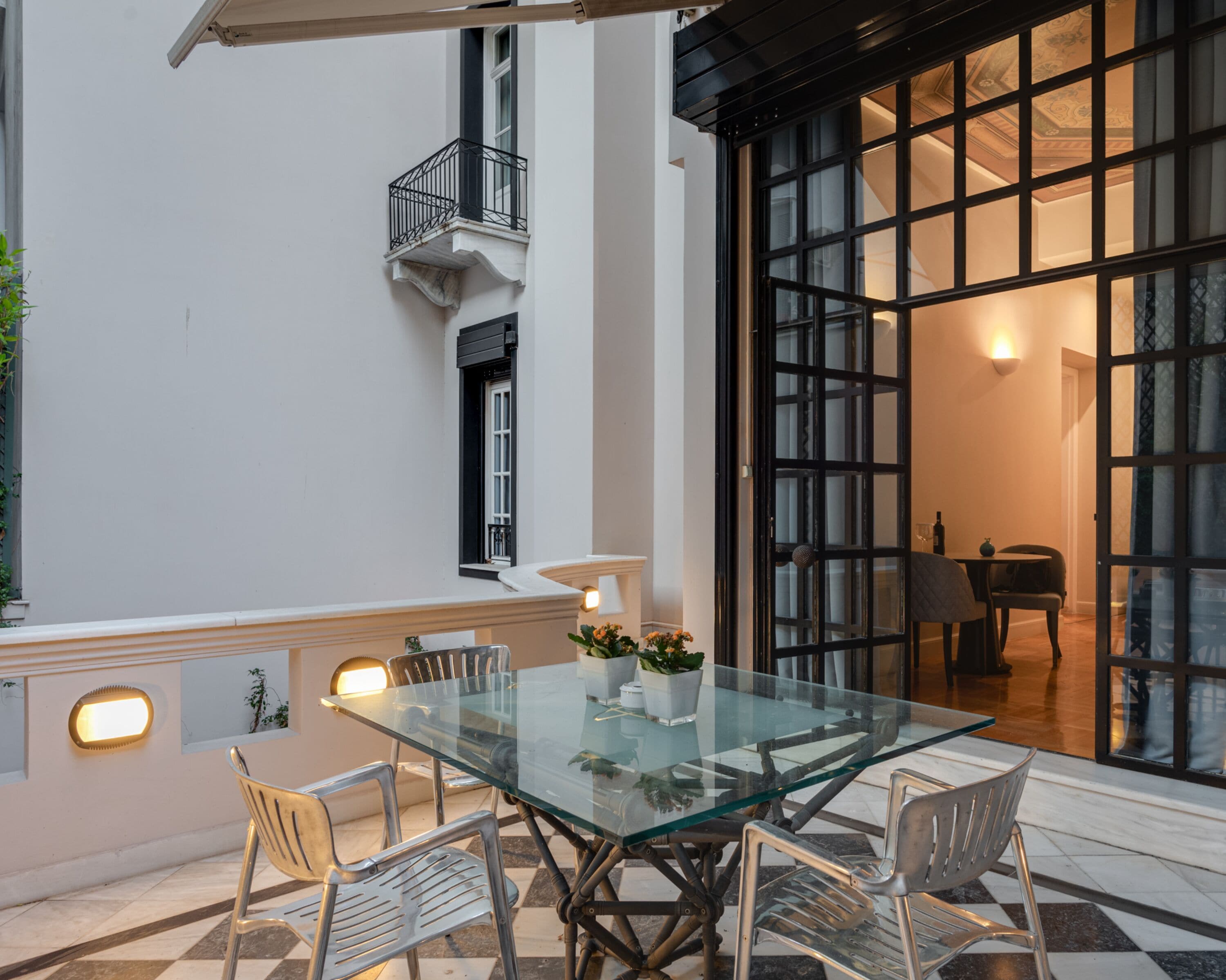 Ropa de cama de alta calidad y caja de seguridad en la habitación 