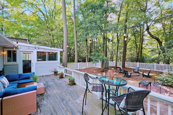 Be our guest! Large deck and outdoor entertaining area, fenced yard & firepit.