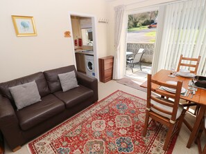 Cottage | Living room - Bayview Bungalow (Swansea)
