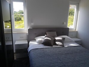 1 bedroom, iron/ironing board, WiFi, bed sheets - luxurious and Modern (NOVALJA)