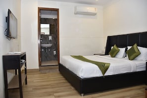 Deluxe Double Room | Bathroom | Shower, towels