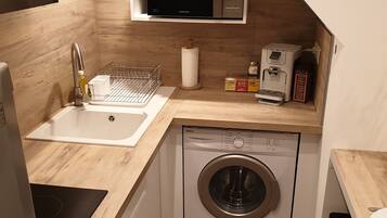 Réfrigérateur, micro-ondes, plaque de cuisson, cafetiÚre/bouilloire