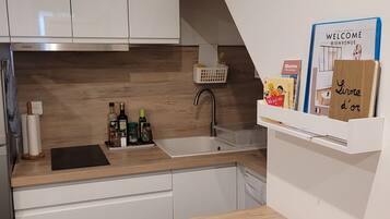 Frigorifero, microonde, piano cottura, macchina per tè/caffè