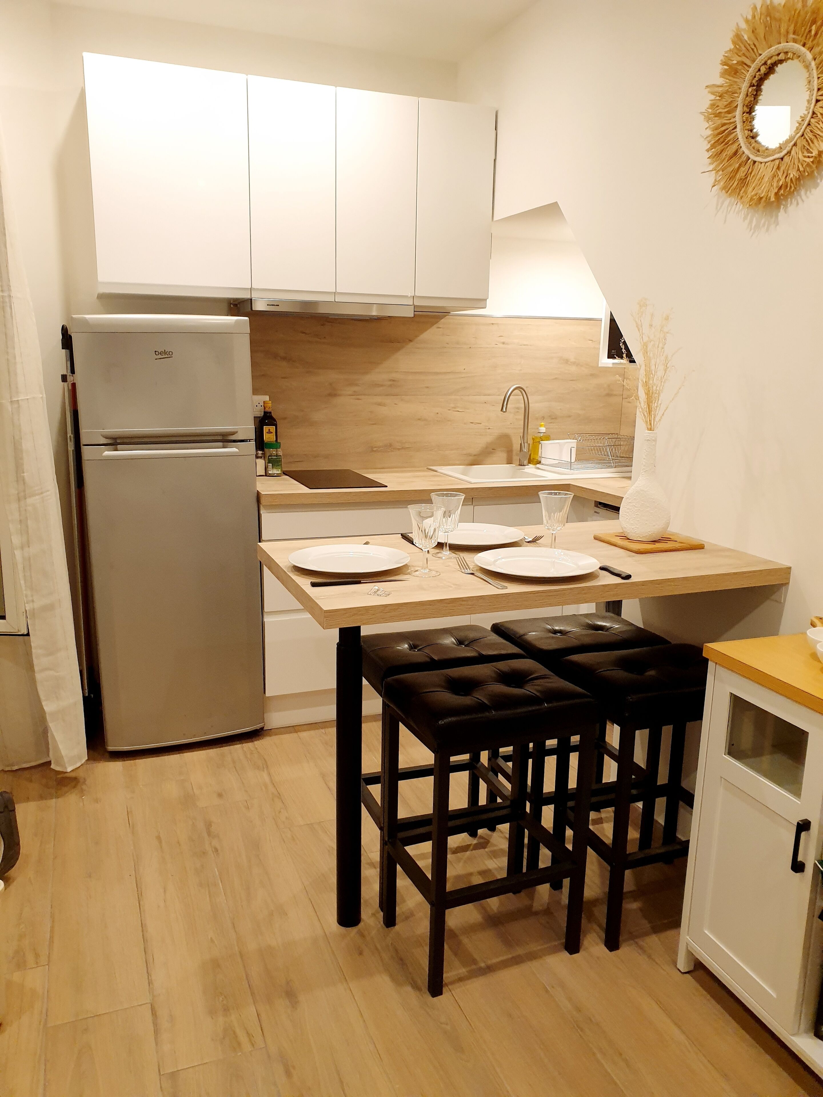 Réfrigérateur, micro-ondes, plaque de cuisson, cafetière/bouilloire