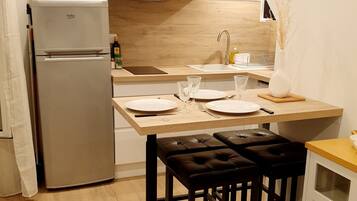 Réfrigérateur, micro-ondes, plaque de cuisson, cafetiÚre/bouilloire