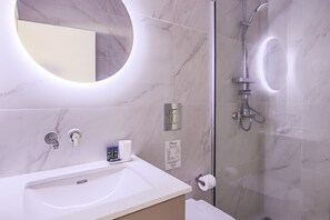 Deluxe appartement | Badkamer met douche
