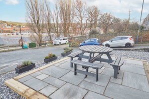 Outdoor dining - Host & Stay | Albion House (Whitby)