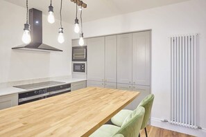 Fridge, microwave, oven, stovetop - Host & Stay | Albion House (Whitby)