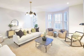 Televisión y oficina 