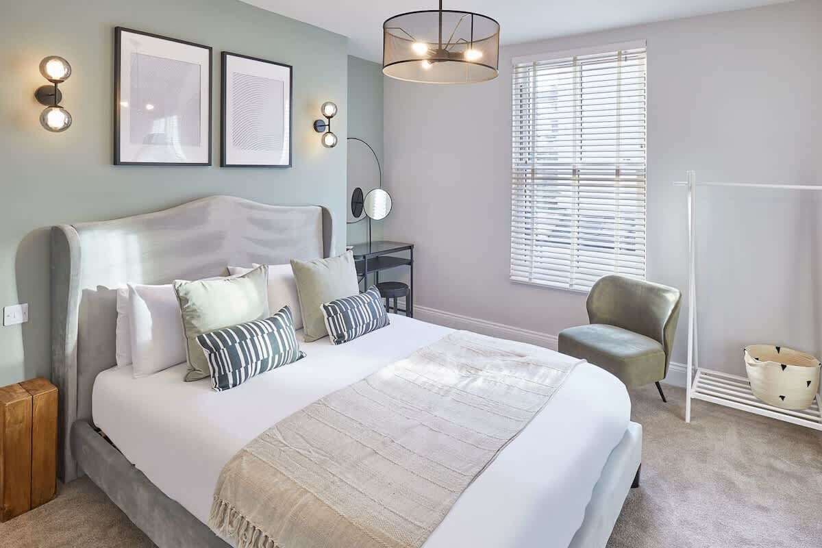 6 bedrooms, iron/ironing board, WiFi, bed sheets