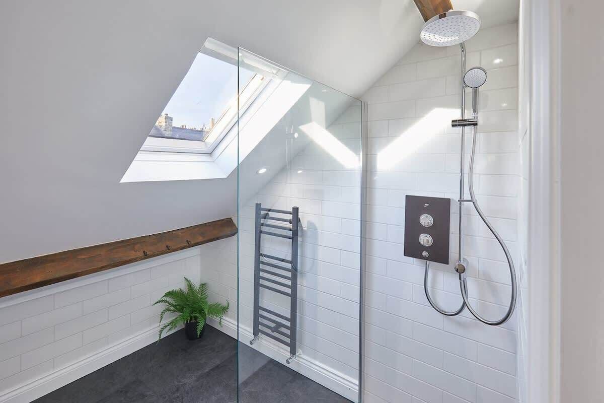 Bathtub, hair dryer, towels, shampoo